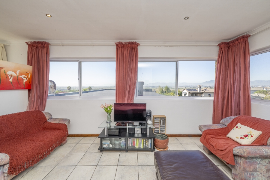 4 Bedroom Property for Sale in Uitzicht Western Cape